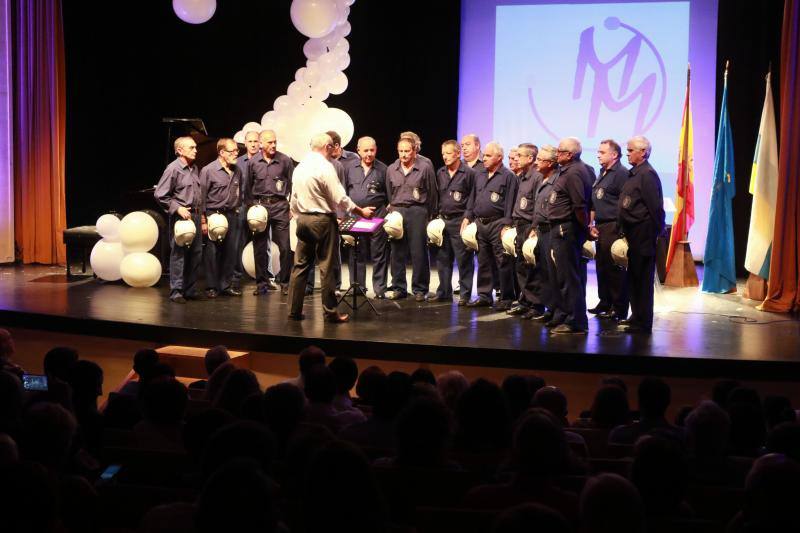 El presidente del Gobierno asturiano, Javier Fernández, recibe la medalla de oro que otorga la organización 'Mierenses en el mundo'
