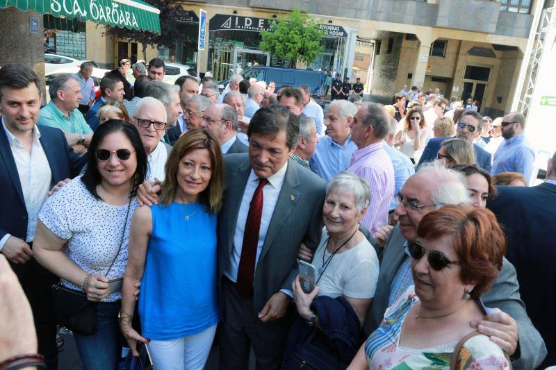 El presidente del Gobierno asturiano, Javier Fernández, recibe la medalla de oro que otorga la organización 'Mierenses en el mundo'
