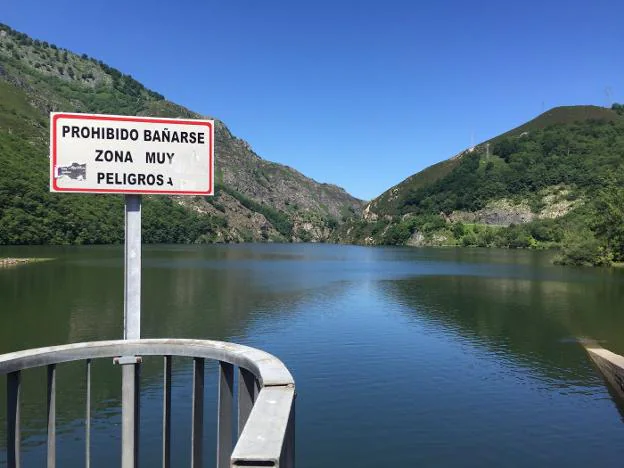 Cartel que alerta del riesgo de bañarse en las aguas del embalse de Rioseco. 