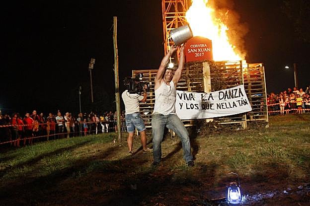 La foguera comenzó a arder antes de tiempo al prenderse con una bengala. 