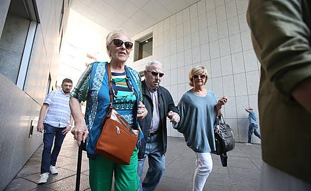 Villa, con su mujer y su abogada, a la entrada de los juzgados. 