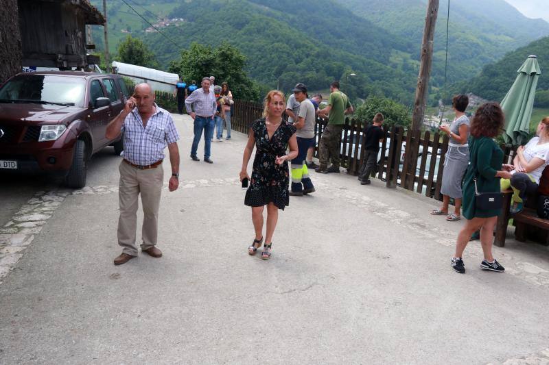 Fotos: Un argayo de grandes dimensiones obliga a desalojar La Cortina, en Lena