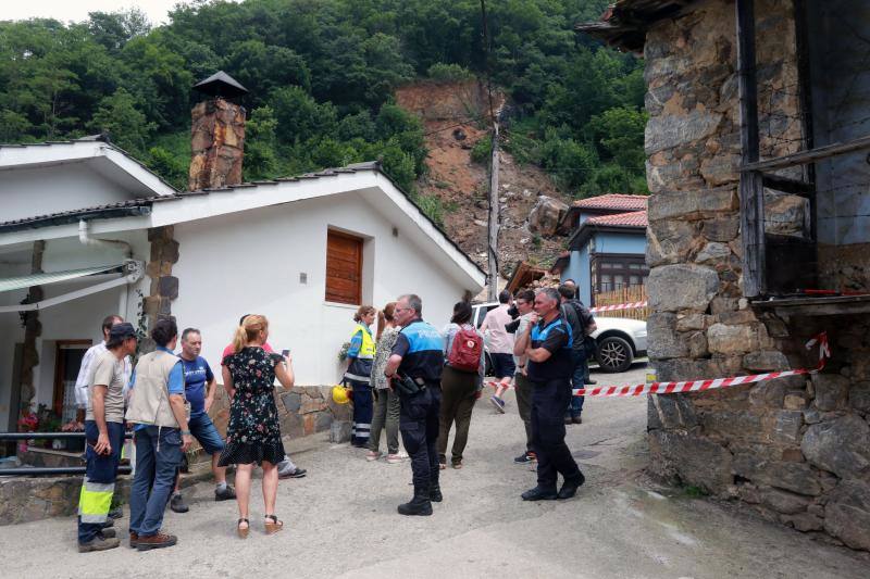 Fotos: Un argayo de grandes dimensiones obliga a desalojar La Cortina, en Lena