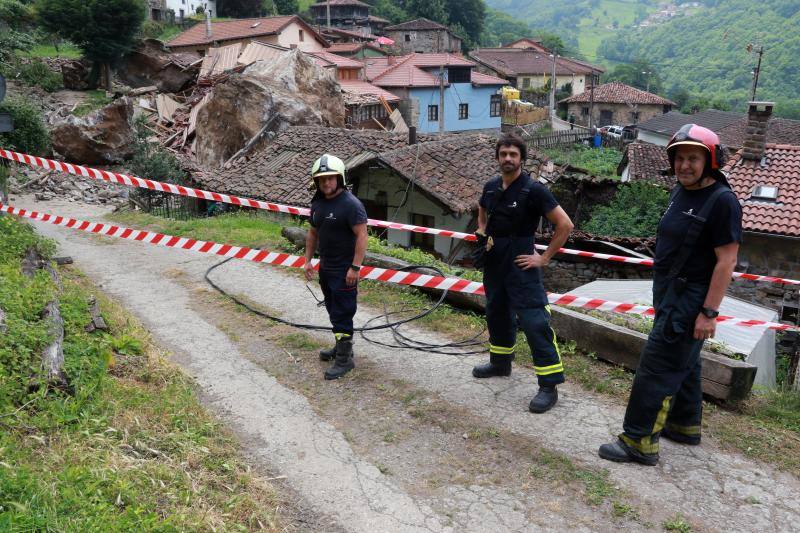 Fotos: Un argayo de grandes dimensiones obliga a desalojar La Cortina, en Lena