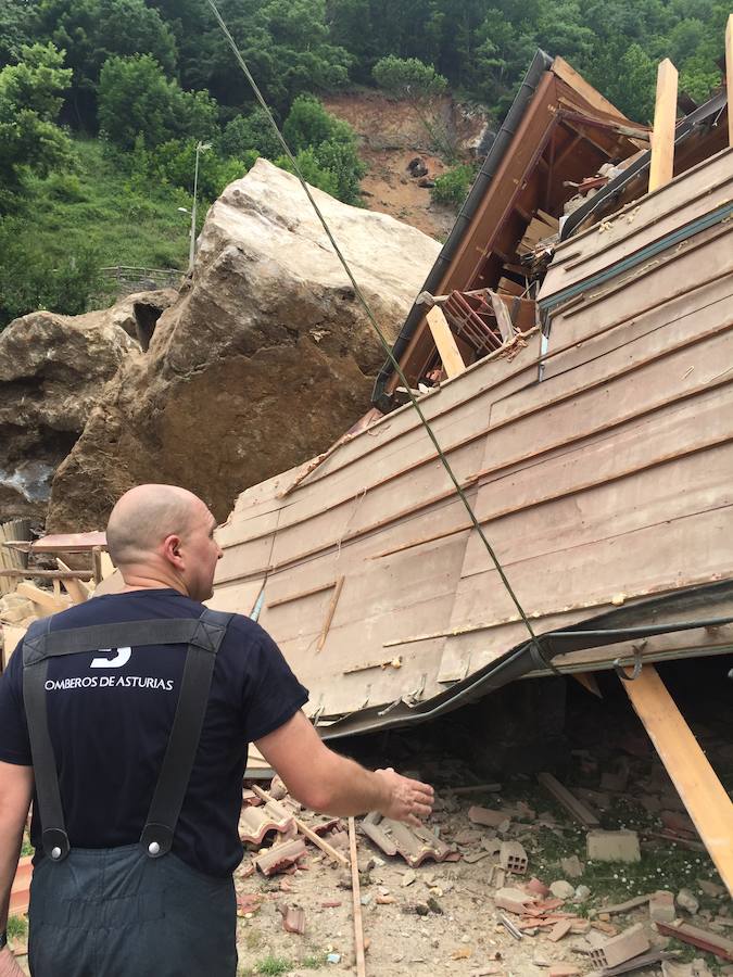 Fotos: Un argayo de grandes dimensiones obliga a desalojar La Cortina, en Lena