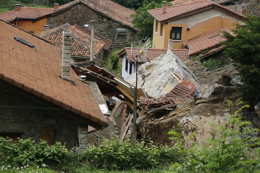 Técnicos del Ayuntamiento de Lena y de la Consejería de Infraestructuras trabajan en asegurar la zona y evitar que se produzcan nuevos desprendimientos