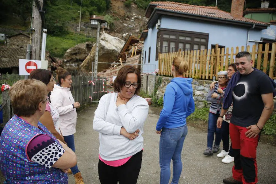 Técnicos del Ayuntamiento de Lena y de la Consejería de Infraestructuras trabajan en asegurar la zona y evitar que se produzcan nuevos desprendimientos