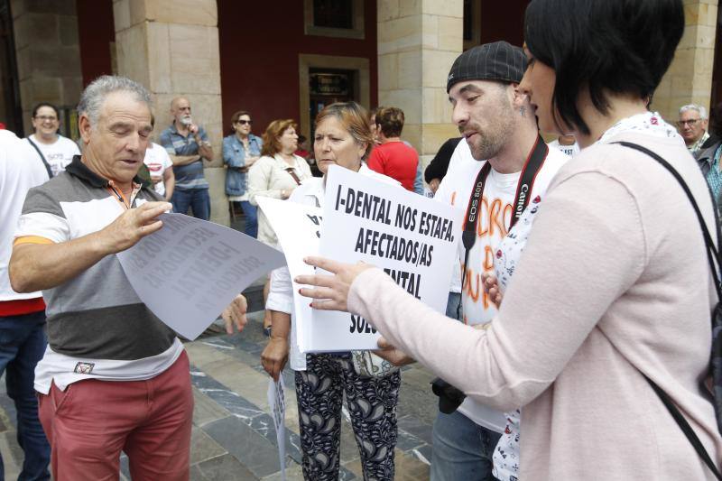 La plantilla de EMTUSA, para reclamar un convenio digno y los vecinos de Cimavilla para exigir la pista cubierta, se han concentrado en la plaza Mayor. También lo han hecho los afectados por el cierre de iDental y los que rechazan los desahucios de La Camocha