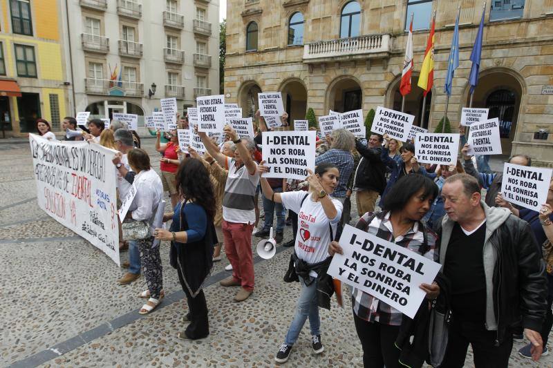 La plantilla de EMTUSA, para reclamar un convenio digno y los vecinos de Cimavilla para exigir la pista cubierta, se han concentrado en la plaza Mayor. También lo han hecho los afectados por el cierre de iDental y los que rechazan los desahucios de La Camocha