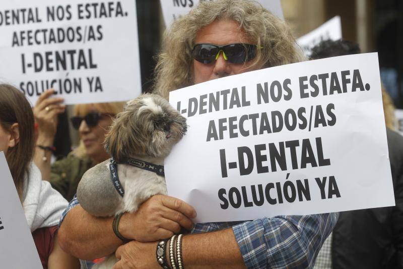 La plantilla de EMTUSA, para reclamar un convenio digno y los vecinos de Cimavilla para exigir la pista cubierta, se han concentrado en la plaza Mayor. También lo han hecho los afectados por el cierre de iDental y los que rechazan los desahucios de La Camocha
