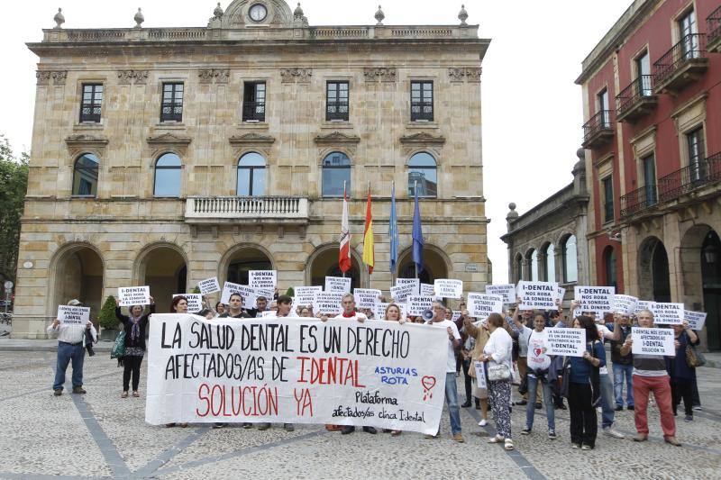 La plantilla de EMTUSA, para reclamar un convenio digno y los vecinos de Cimavilla para exigir la pista cubierta, se han concentrado en la plaza Mayor. También lo han hecho los afectados por el cierre de iDental y los que rechazan los desahucios de La Camocha