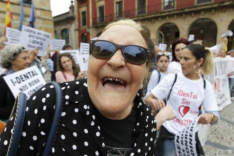 La plantilla de EMTUSA, para reclamar un convenio digno y los vecinos de Cimavilla para exigir la pista cubierta, se han concentrado en la plaza Mayor. También lo han hecho los afectados por el cierre de iDental y los que rechazan los desahucios de La Camocha