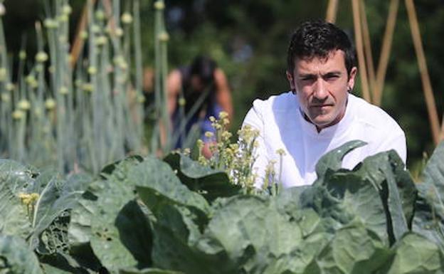 El cocinero Eneko Atxa, en la huerta.