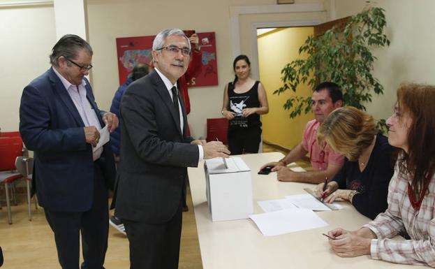 Gaspar Llamazares despositando su voto.