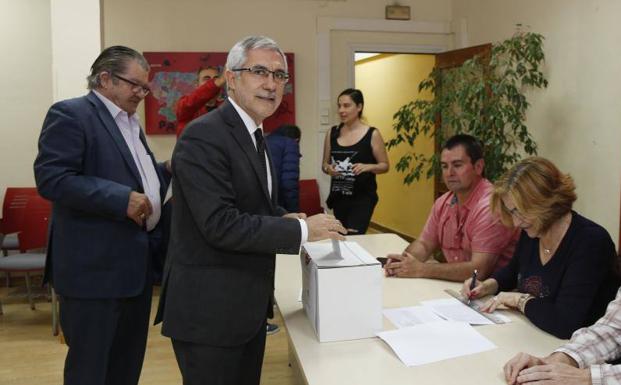 Llamazares, ayer, en el momento de votar en la consulta sobre el futuro electoral de IU. 