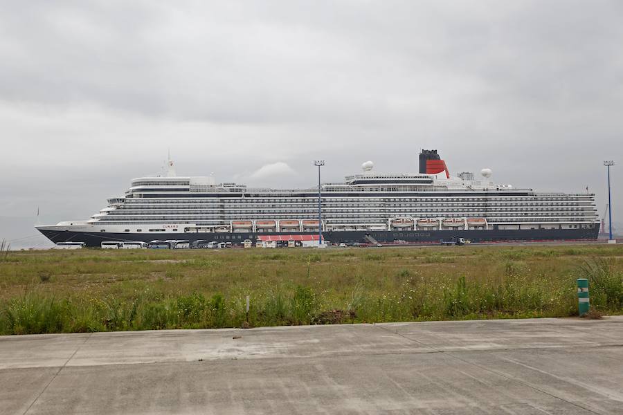 Con sus 293 metros de eslora y 8 metros de calado, llega a la ciudad con unos 2.000 pasajeros y es muy similar a su gemelo, Queen Victoria, que visitó la ciudad el 12 de abril. Ambos buques hacen escala en Gijón por primera vez