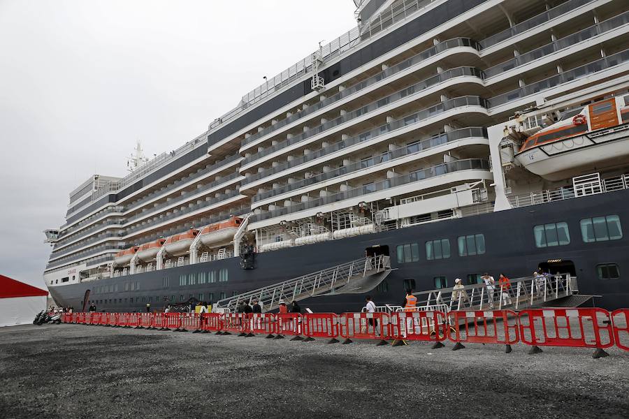 Con sus 293 metros de eslora y 8 metros de calado, llega a la ciudad con unos 2.000 pasajeros y es muy similar a su gemelo, Queen Victoria, que visitó la ciudad el 12 de abril. Ambos buques hacen escala en Gijón por primera vez