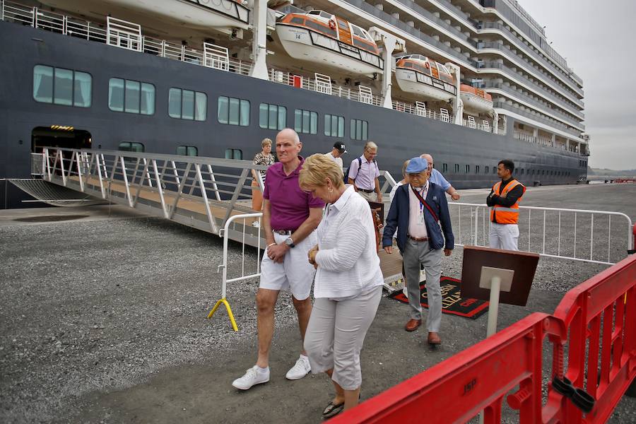 Con sus 293 metros de eslora y 8 metros de calado, llega a la ciudad con unos 2.000 pasajeros y es muy similar a su gemelo, Queen Victoria, que visitó la ciudad el 12 de abril. Ambos buques hacen escala en Gijón por primera vez