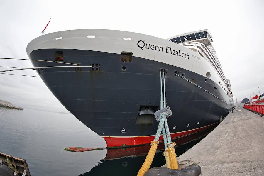 Con sus 293 metros de eslora y 8 metros de calado, llega a la ciudad con unos 2.000 pasajeros y es muy similar a su gemelo, Queen Victoria, que visitó la ciudad el 12 de abril. Ambos buques hacen escala en Gijón por primera vez