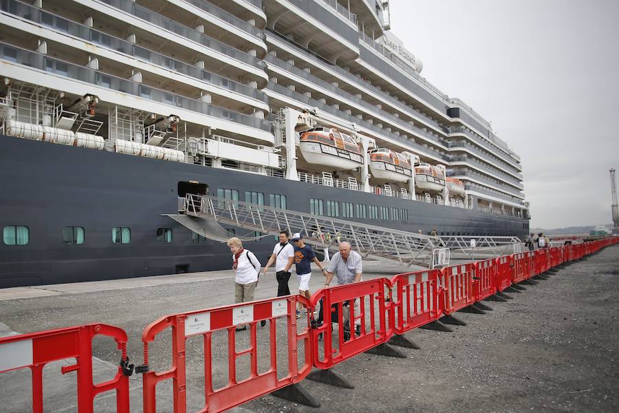 Con sus 293 metros de eslora y 8 metros de calado, llega a la ciudad con unos 2.000 pasajeros y es muy similar a su gemelo, Queen Victoria, que visitó la ciudad el 12 de abril. Ambos buques hacen escala en Gijón por primera vez