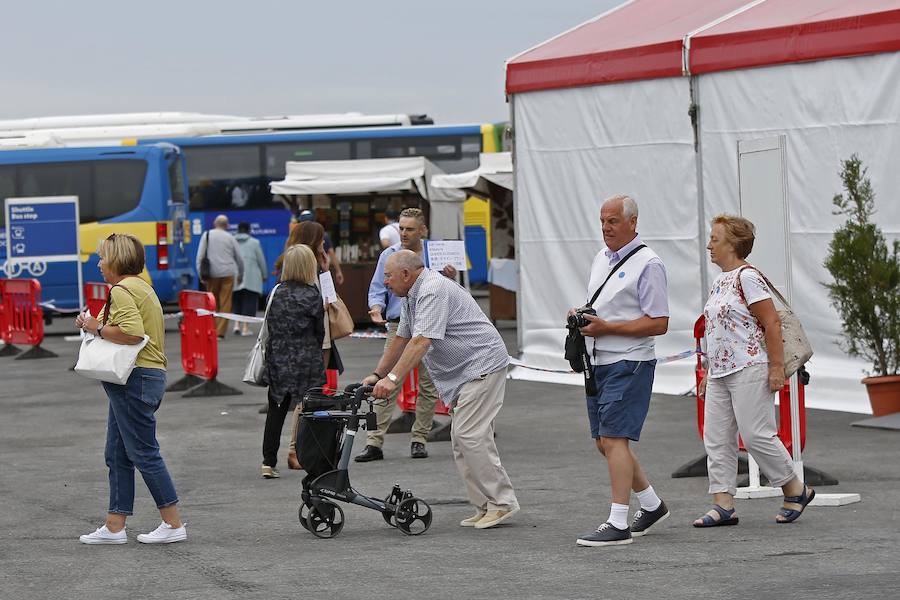 Con sus 293 metros de eslora y 8 metros de calado, llega a la ciudad con unos 2.000 pasajeros y es muy similar a su gemelo, Queen Victoria, que visitó la ciudad el 12 de abril. Ambos buques hacen escala en Gijón por primera vez