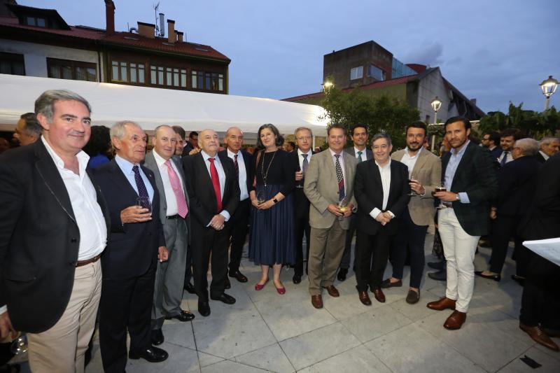 Foto de familia de la Cámara de Comercio, Carlos Rodríguez de la Torre, coordinador de servicios en la Cámara de Comercio de Oviedo, Antonio Sabino, ex-presidente; Luis Estaban Alcalde, vocal; Francisco Menéndez, anterior presidente, Luis Noguera, actual presidente de la Cámara de Comercio de Avilés, María Jesús García, vocal; Álvaro Alonso, secretario general de la Cámara de Comercio de Gijón; Félix Baragaño, presidente de la Cámara de Comercio de Gijón, Marcos José Granda, tesorero de la Cámara de Comercio de Avilés; Juan Rivero, Daniel González Menéndez y Natán Fernández, vocales en la Cámara de Comercio de Avilés. 