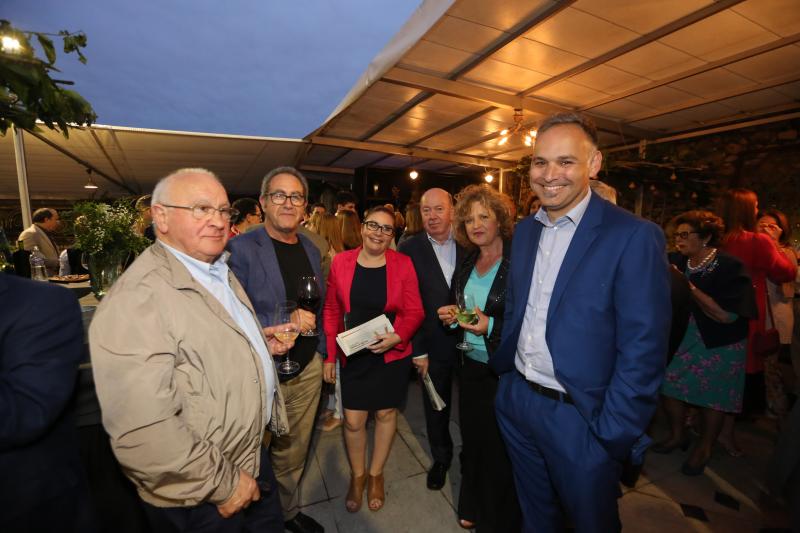 Belarmino Martínez, presidente de la Asamblea Comarcal de Cruz Roja de Avilés, Emilio Suárez Lanzas, de Galería Octógono, Josefina Arias, Benjamín Lebrato, de la Cofradía de El Bollo; Ana Menéndez Sánchez del Río, de Galería Octógono, y Gerardo González, presidente de la Asociación Atlética Avilesina.