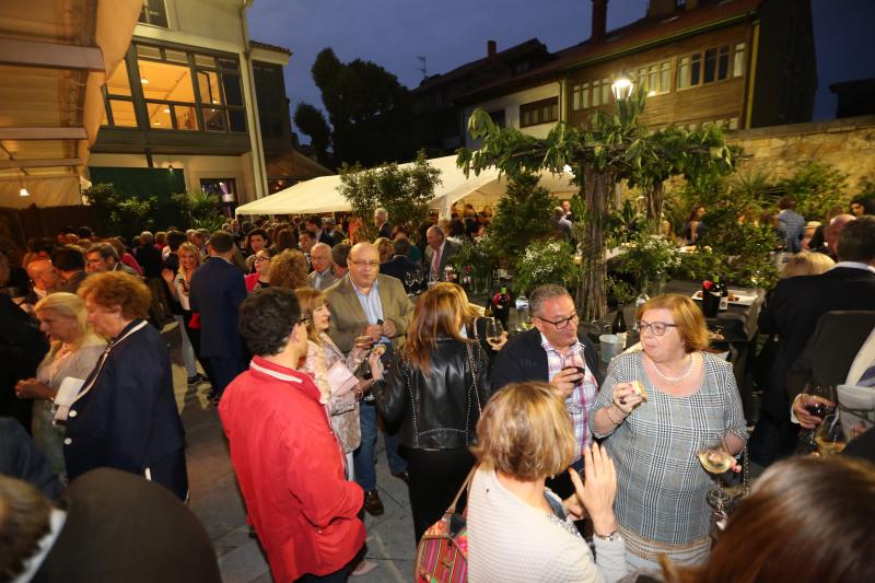 El buen tiempo de la noche permitió que el vino español se desarrollase en la terraza del Santa Cecilia en un ambiente distendido.