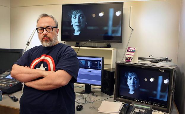 Álex de la Iglesia, cineasta español, posa en la sala de montaje de la película 'Las brujas de Zugarramurdi'. 