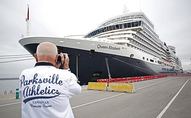 Cientos de turistas llegan a Gijón a bordo del crucero inglés 'Queen Elizabeth'