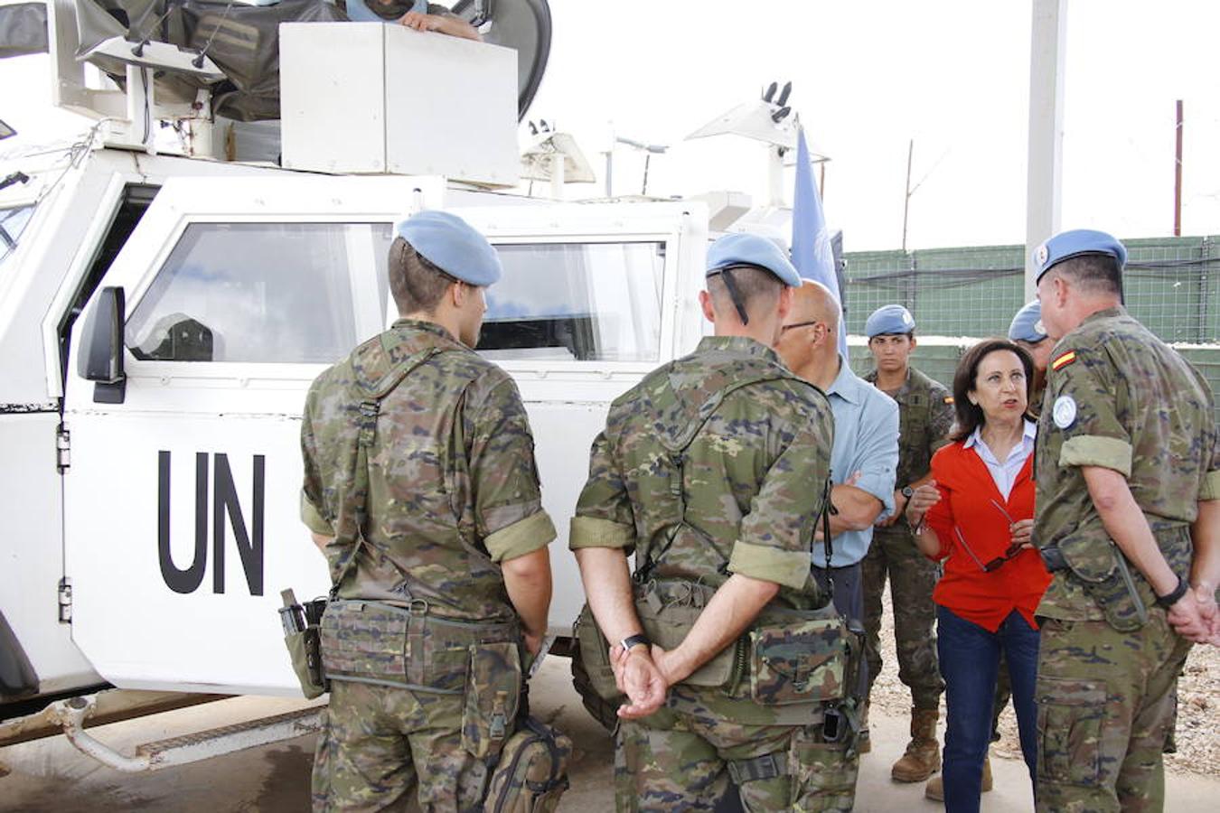 Margarita Robles visita dos puestos de vigilancia estratégicos claves dentro del despliegue de UNIFIL