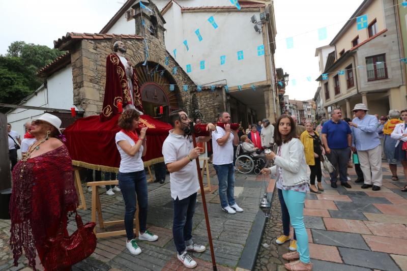 La imagen de San Pedro volvió a salir, como ya estradición, en procesión desde la capilla, seguida por numerosos fieles.