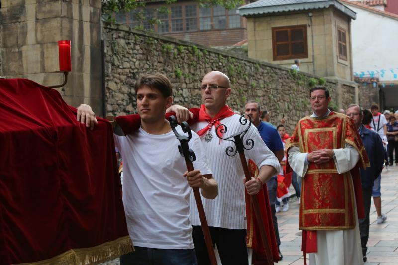 La imagen de San Pedro volvió a salir, como ya estradición, en procesión desde la capilla, seguida por numerosos fieles.