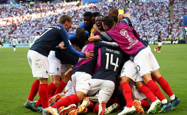 Los jugadores de la selección francesa celebran uno de los tantos ante Argentina.