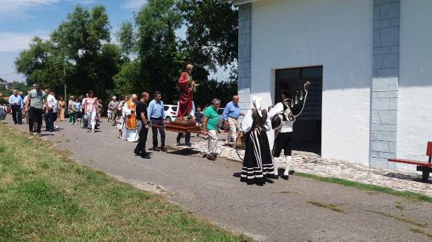 Los vecinos sacaron en procesión la imagen de San Pedro. 