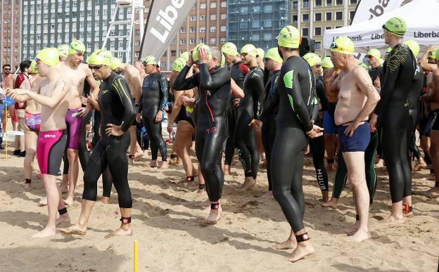 Los participantes en la prueba, al comienzo de la misma, en la playa de Poniente. 