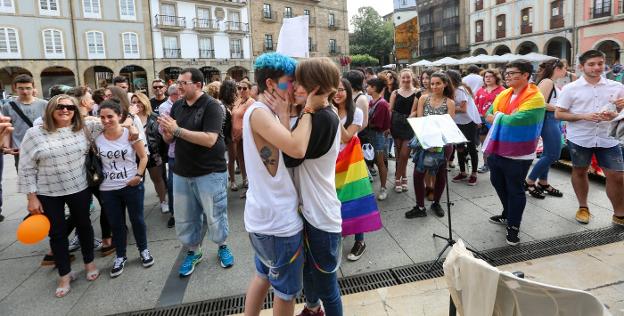 En la plaza de España hubo una 'besada por la diversidad' tras la lectura del manifiesto. 