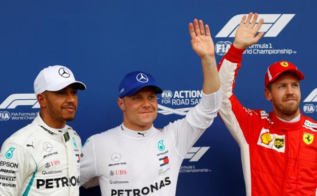 Bottas, acompañado de Hamilton y Vettel, celebrando su 'pole'. 