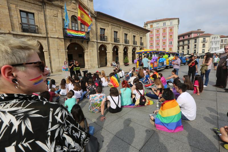 Algo más de un centenar de personas festejan en la calle el primer día local del Orgullo de la Diversidad con un manifiesto, besos en la plaza de España y un desfile por el centro de la ciudad.