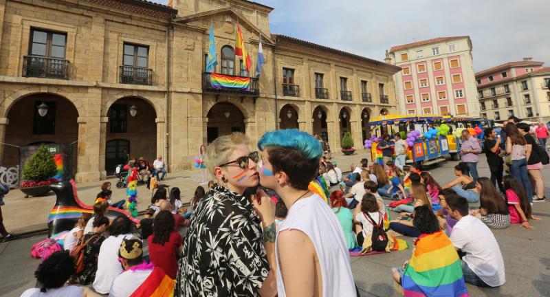 Algo más de un centenar de personas festejan en la calle el primer día local del Orgullo de la Diversidad con un manifiesto, besos en la plaza de España y un desfile por el centro de la ciudad.