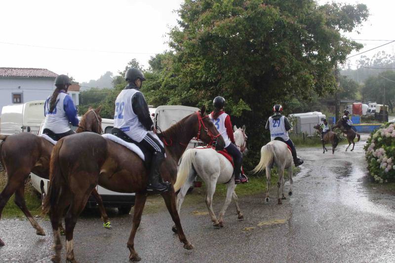 Medio centenar de binomios participaron en esta cita de la localidad ribadedense.