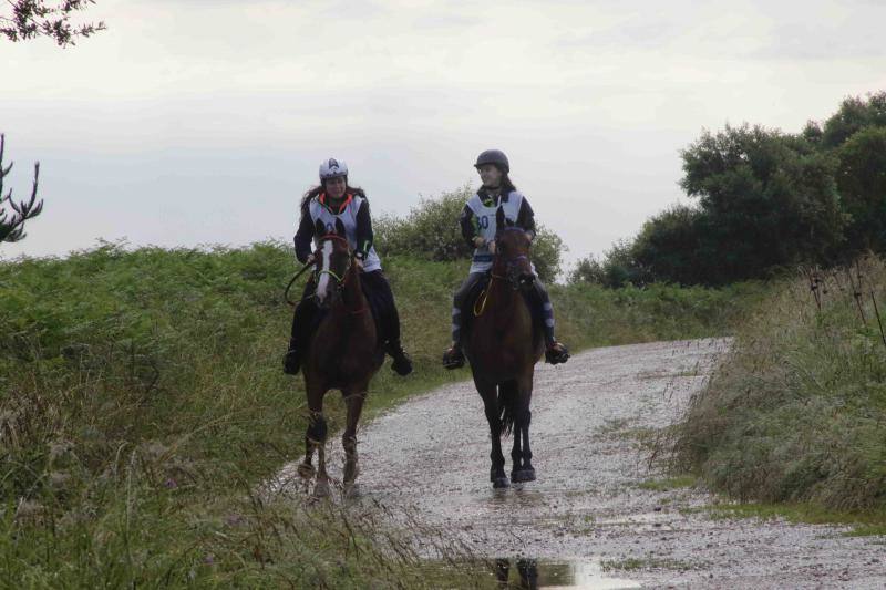 Medio centenar de binomios participaron en esta cita de la localidad ribadedense.