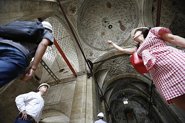 María López Castro, a la derecha, señala hacia el techo de la iglesia ante la mirada de Román Villasana. Los forjados sustentaban en el pasado una garita que controlaba el secadero de tabacos. 