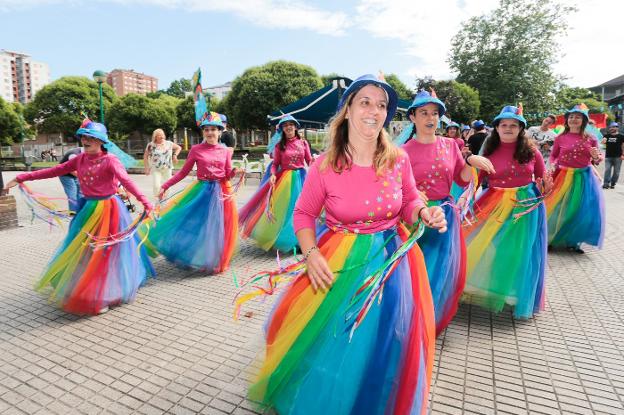 Las fiestas del Polígono se llenaron de color con los trajes de la charanga Happy Family, formada por varias familias del barrio. 