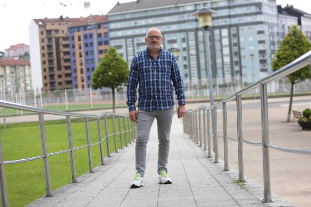 Carlos Alonso, con la pista de atletismo Yago Lamela al fondo. 