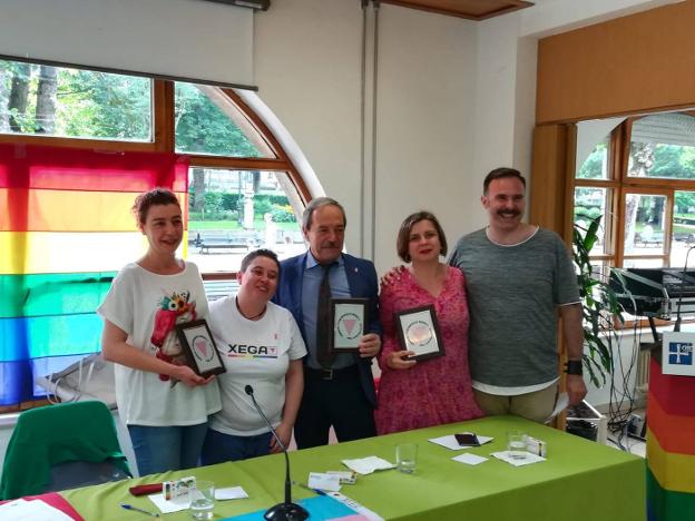 Cristina Pontón, Josune Álvarez, Wenceslao López, Ana Taboada y Borja Ibaseta, tras la entrega del galardón en la biblioteca La Granja. 