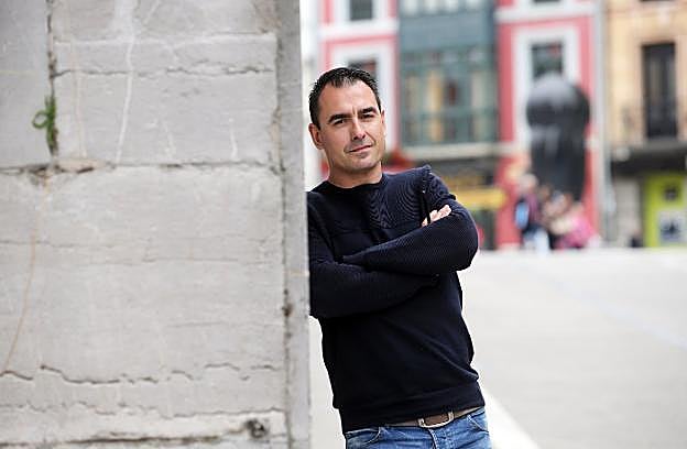 David González Codón delante de la sede de Otea de la calle Alonso Quintanilla. 