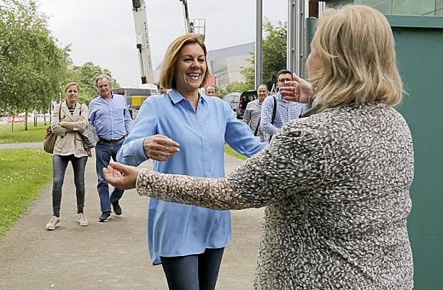 María Dolores de Cospedal y Mercedes Fernández se saludaron con un caluroso abrazo. 