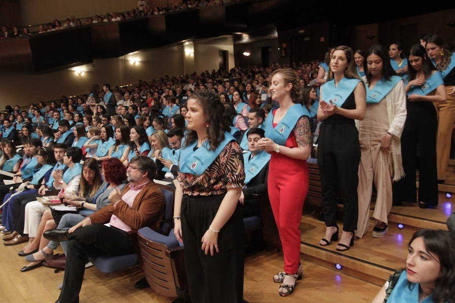 213 jóvenes se graduaron en el Auditorio Príncipe Felipe de Oviedo.