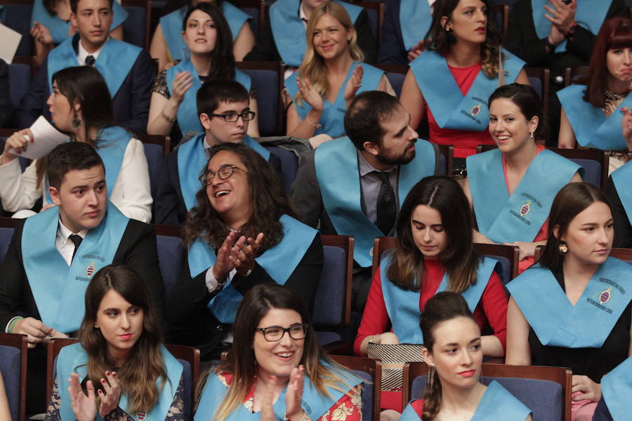 213 jóvenes se graduaron en el Auditorio Príncipe Felipe de Oviedo.